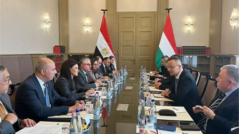 المشاط تعقد جلسة مباحثات موسعة مع وزير الخارجية والتجارة المجري
