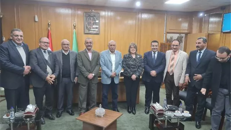 محافظ الإسماعيلية يناقش ملفات هامة مع نواب البرلمان
