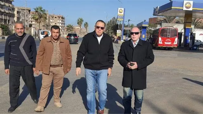 غراب يُتابع أعمال النظافة والتجميل بطريق العصلوجى الزقازيق