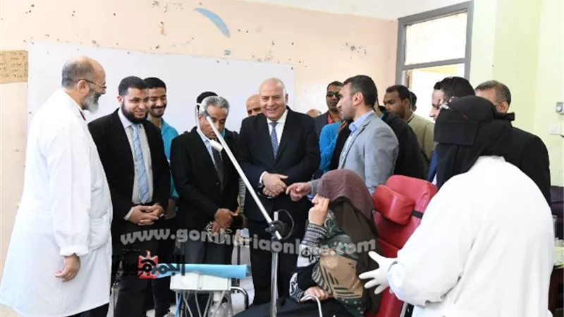لليوم الثاني علي التوالي .. محافظ قنا يتفقد قافلة الأزهر الطبية