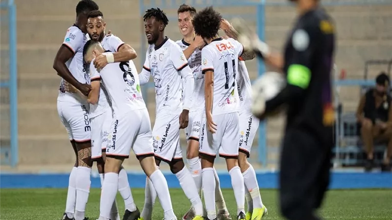 الشباب يتصدر الدورى السعودى بعد الفوز على ضمك