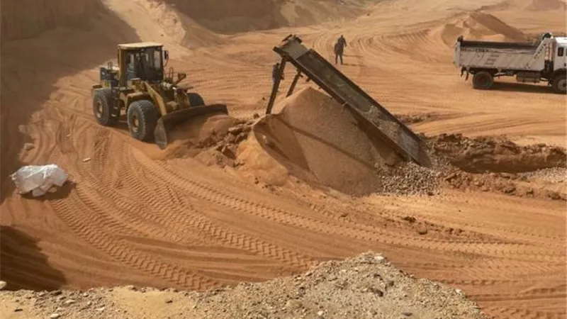 جهاز 6 أكتوبر الجديد يصادر معدات مواد محجرية مخالفة.. بالصور