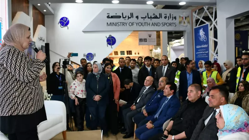 وزير الرياضة يزور جناح الوزارة بمعرض الكتاب ويتفقد قافلة الشباب
