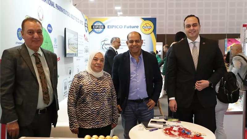 رئيس الرعاية الصحية يتفقد جناح مصر بمعرض 