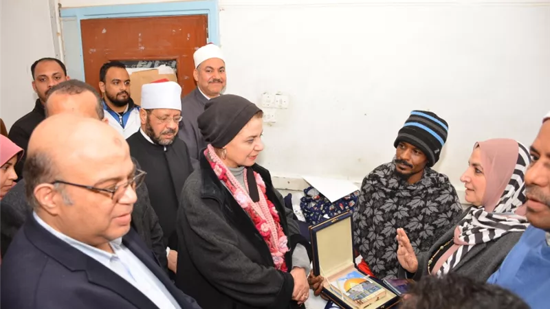 الإمام الأكبر يطمئن الشباب السودانى منقذ ضحية حادثة القطاربأسيوط