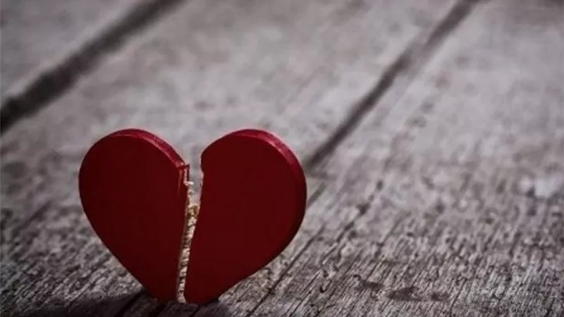 رجل يطالب امرأة بتعويض مقابل 