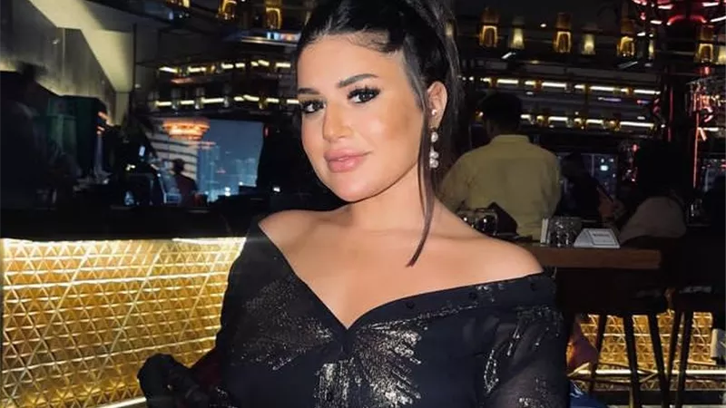 إطلالة جذابة ومكياج ناعم لـ 