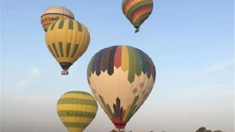 1300سائح على متن 45 رحلة بالون فى سماء الأقصر