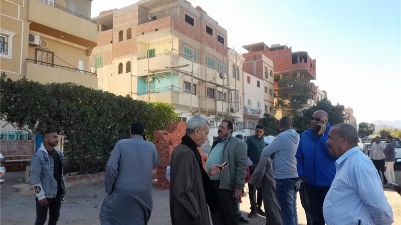 رئيس مدينة سفاجا يقود حملة لرفع الإشغالات بشوارع المدينة