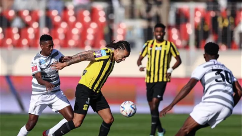 اتحاد جدة يحقق فوزًا قاتلًا على الطائي بهدف في 90+5 .. فيديو
