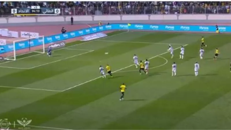 الاتحاد السعودى يحرز الهدف الأول فى مرمى الطائى بقدم كورنادو