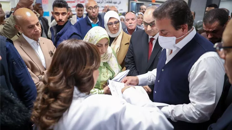 وزير الصحة يُشيد بإنشاء مركز علاج الأورام الجديد بمستشفى الأحرار