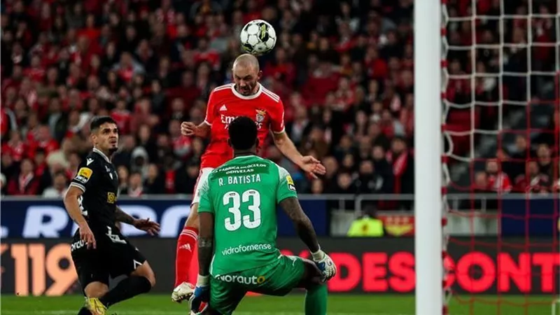 بنفيكا يعزز صدارته للدوري البرتغالي بالفوز علي كاسا بيا 3 / صفر