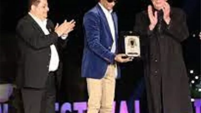 محمد رمضان يلتقط صور تذكارية مع جمهوره بمهرجان الأقصر للسينما