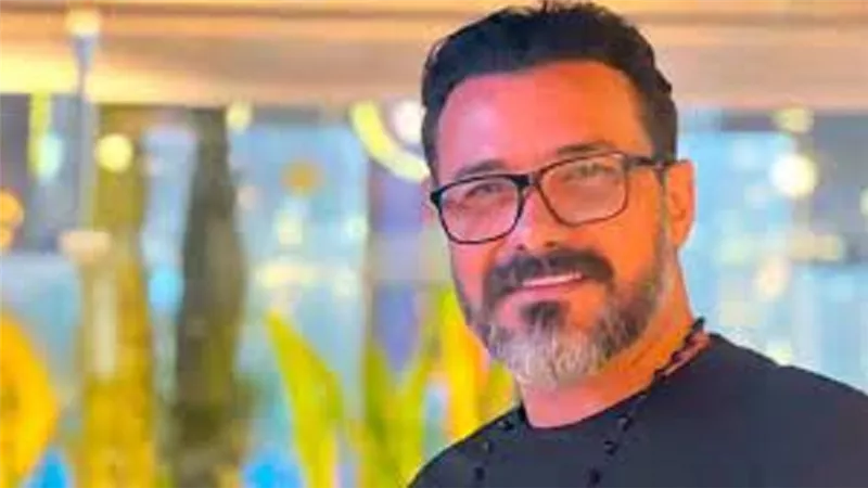 محمد رجب يشارك جمهوره بصور من كواليس 
