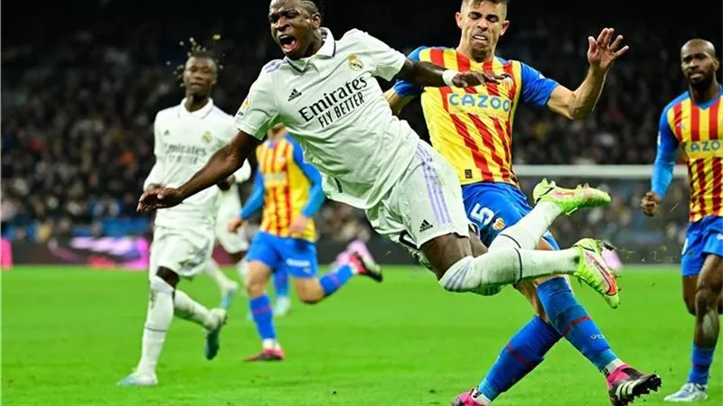 لاعب فالنسيا يعتذر عن التدخل العنيف على فينيسيوس : لست فخورا بذلك