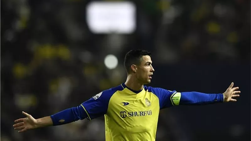 رونالدو يسجل هدفه الأول مع النصر ليتعادل مع الفتح 2/ 2