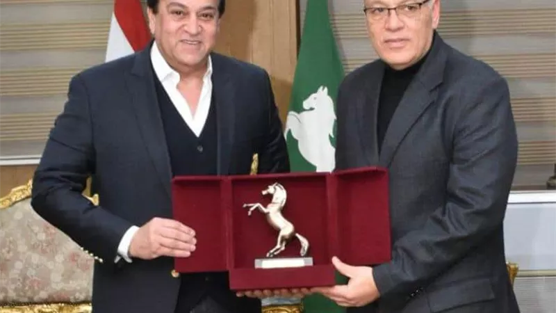 محافظ الشرقية يهدي وزير الصحة درعًا تذكاريا تقديرا لجهوده