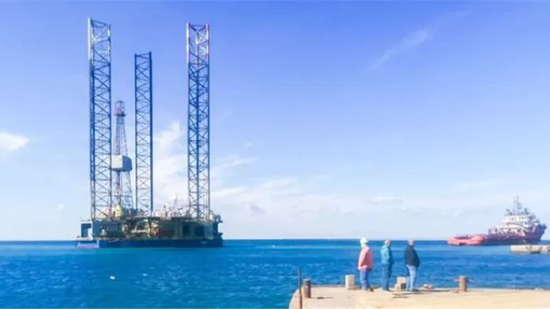 ميناء الطور يستقبل أول حفار بترول لأعمال صيانة دورية