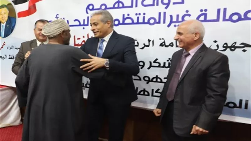 شحاتة يُسلّم عمالة غير منتظمة وثائق تأمين..وماكينات تفصيل للشباب