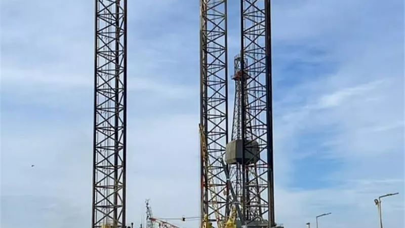 ميناء الطور يستقبل أول حفار بترول لأعمال الصيانة الدورية