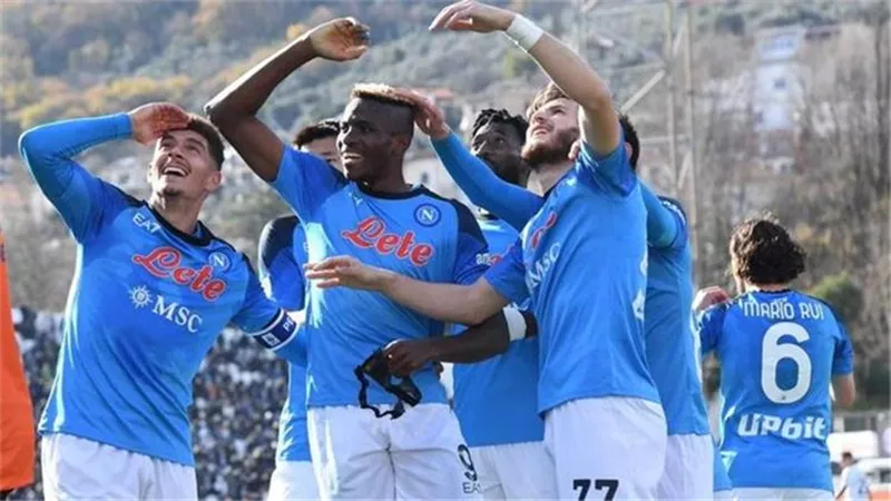 نابولي يواصل هيمنته على صدارة الدوري الإيطالي بثلاثية أمام سبيزيا