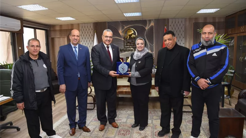 رئيس جامعة أسيوط تتسلم درع الإتحاد المصري البارالمبي لكرة الطائرة