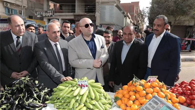 محافظ بني سويف يتفقد معرض الواسطى لتوفير السلع بأسعار مخفضة