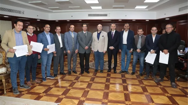 محافظ بني سويف يسلم شهادات لمدربى تكنولوجيا المعلومات