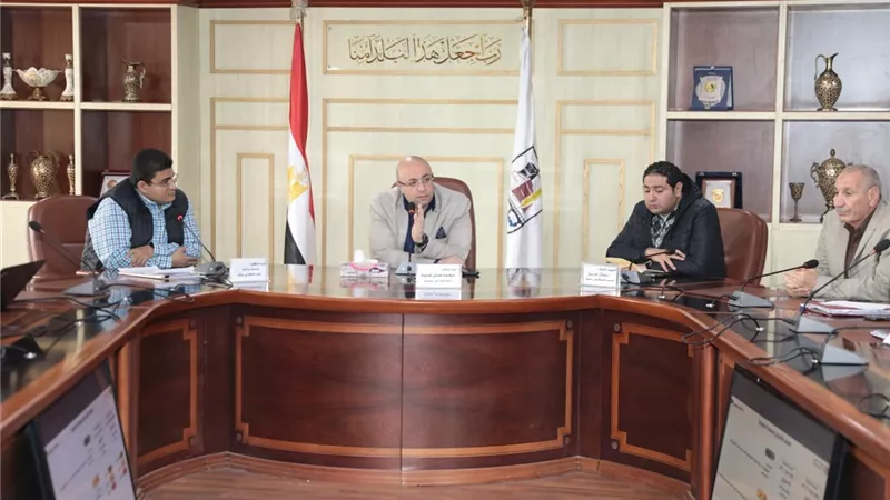 محافظ بني سويف يناقش تنفيذ مشروعات المرحلة الأولى