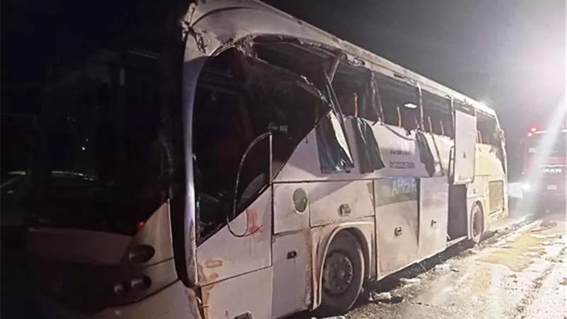 إصابة 22 عامل إثر سقوط أتوبيس من أعلى الطريق الإقليمي