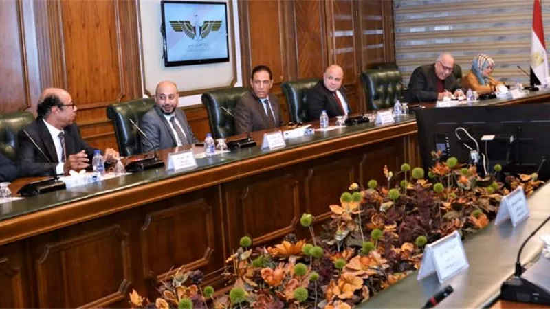 وزير الطيران يبحث مع شركات الطيران الخاصة منظومة النقل الجوي