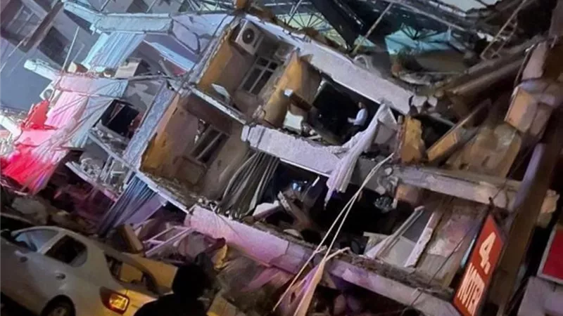 12 قتيلا و17 مبنى منهار بمحافظة شانلى أورفا التركية بسبب الزلزال