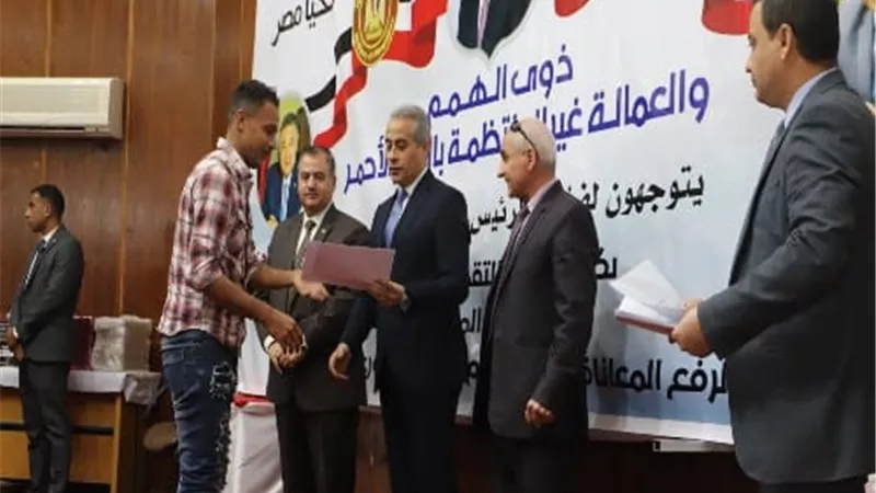 وزير القوى العاملة يُسلم ١٠ عقود عمل لذوي همم بالبحر الأحمر