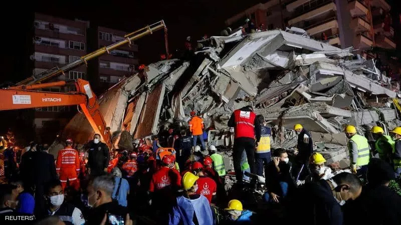 انتشال طفلة على قيد الحياة من تحت الأنقاض في تركيا