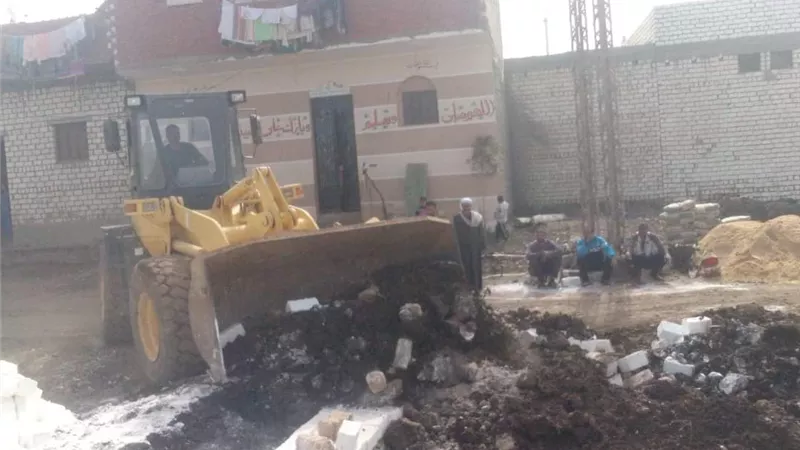 حملات لإزالة التعديات وأعمال النظافة والإنارة بالمنيا