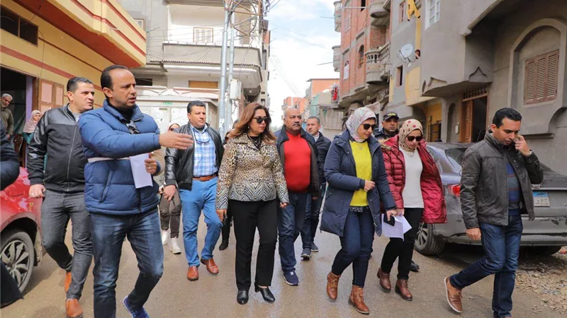 محافظ دمياط تفاجئ مدينة كفر البطيخ وتأمر بالتحقيق مع ١١ موظفا