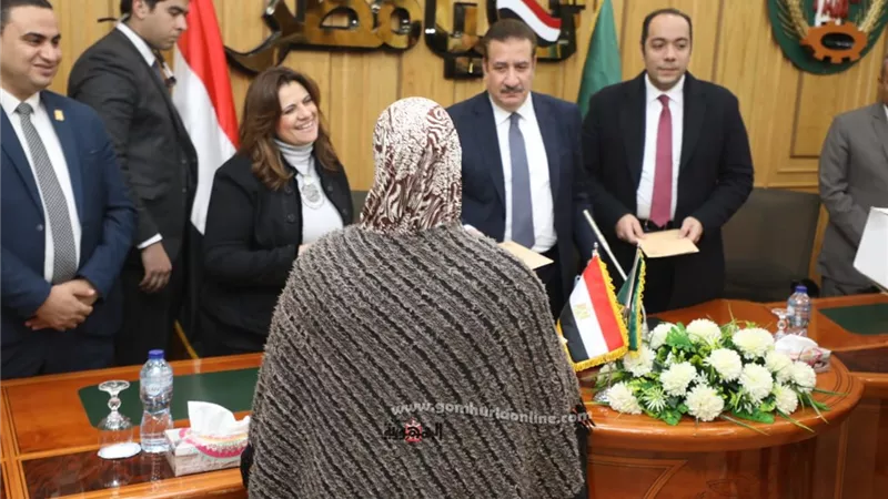 محافظ المنوفية ووزيرة الهجرة يسلمان مساعدات مالية للبسطاء