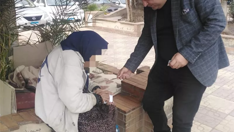 تقديم الدعم لسيده مسنه بالمنصورة لحمايتها من التشرد