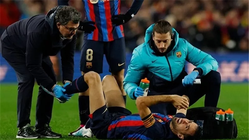 برشلونة يكشف حجم إصابة بوسكيتس وفترة غيابه
