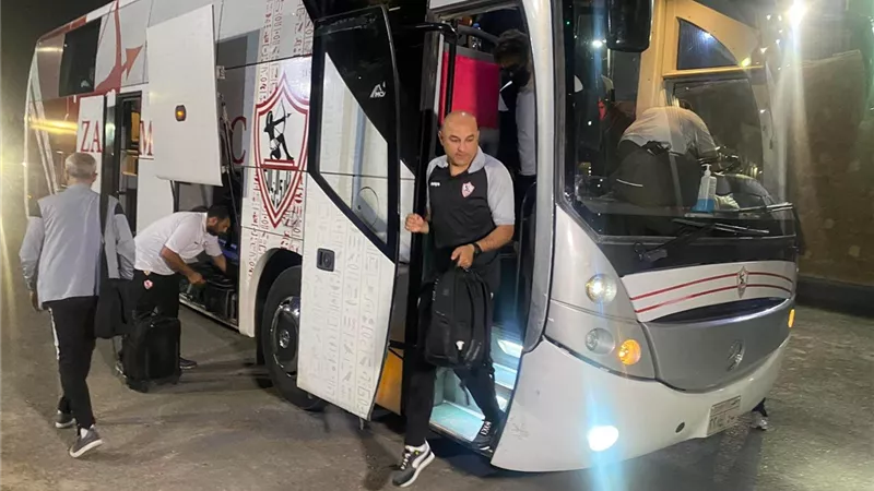 حافلة الزمالك تصل ملعب الجيش ببرج العرب استعدادا لمواجهة فاركو