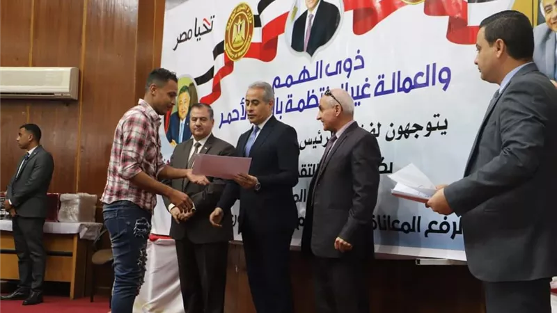 حسن شحاتة يُسلم عقود عمل لذوي همم.. وفرص عمل جديدة للشباب