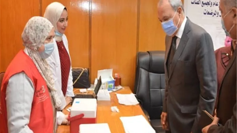 محافظ القليوبية يتفقد سيرالعمل بحملة طرق الأبواب للتطعيم ضدكورونا