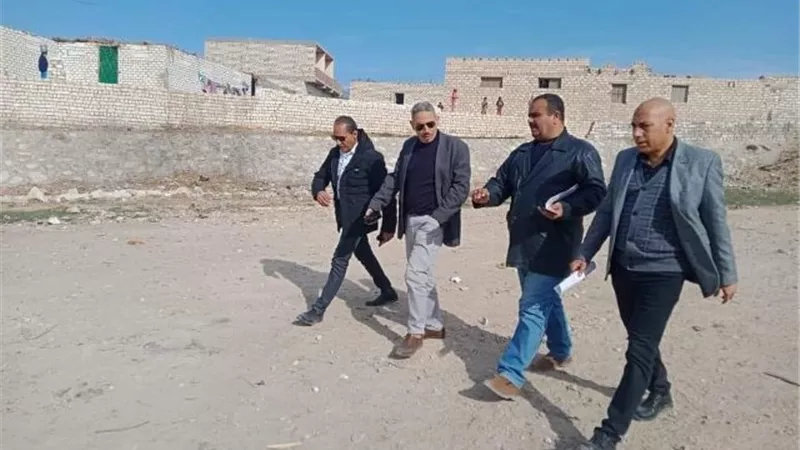 تطهير مخرات السيول بقرية بنى حسن الشروق بمركز أبو قرقاص