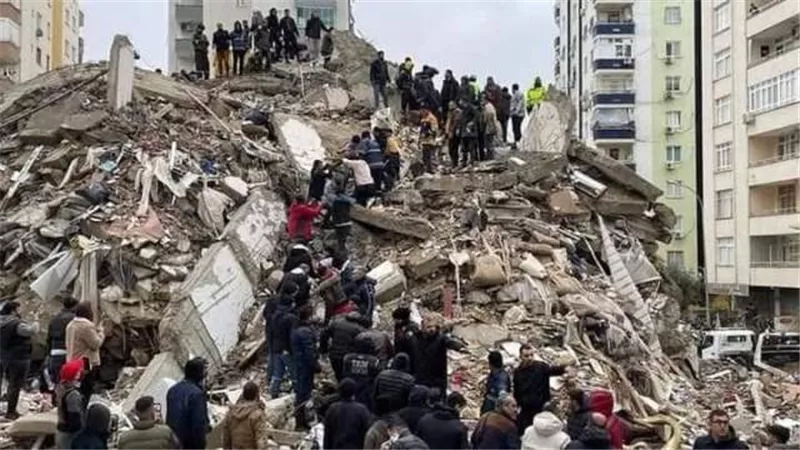 مهاجم منتخب غانا تحت انقاض زلزال تركيا