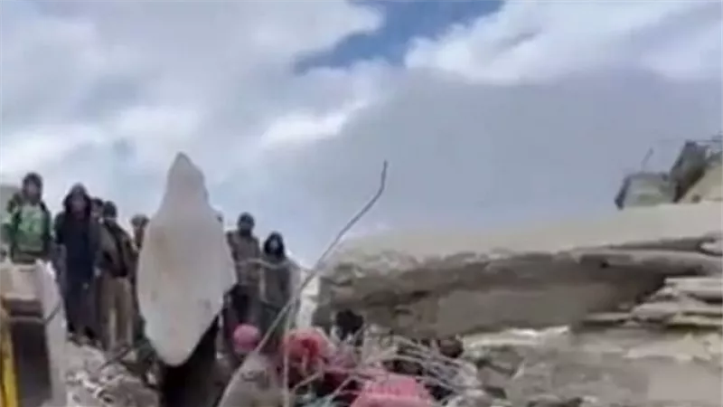 أم سورية تلد طفلها بين أنقاض منزلها الذي دمره الزلزال