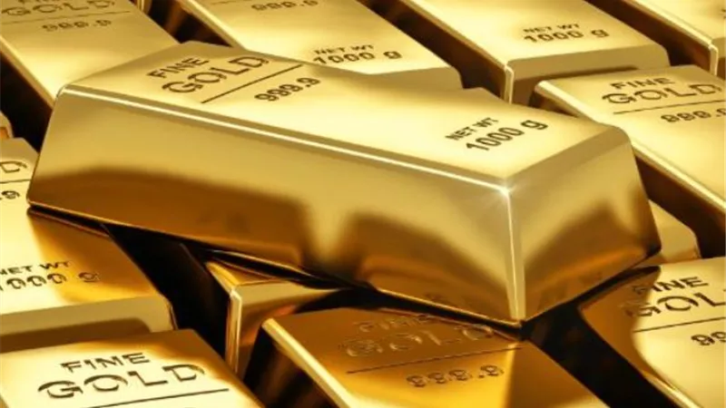 الذهب يصعد والدولار يتراجع وترقب خطاب رئيس الاحتياطي الاتحادي