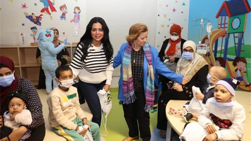 رانيا يوسف تدعم مرضى السرطان علي هامش فعاليات مهرجان الأقصر