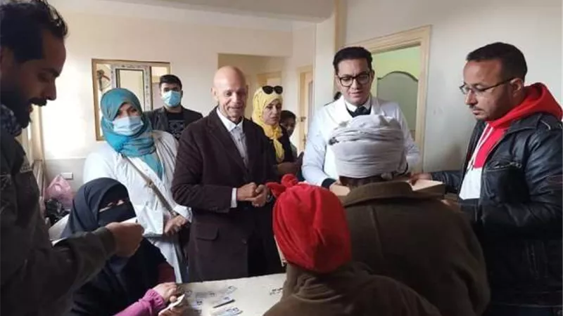 مدير صحة الشرقية يشارك فى توزيع المساعدات الإنسانية