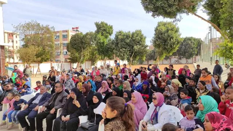 محافظ أسيوط يشيد بالعرض المسرحي 